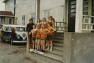 Legendaariset ottelu- ja turnausmatkat taitettiin usein Visan omilla "Volkkareilla". Kuvassa minipoikien joukkue 1972 turnausmatkalla Tampereella.