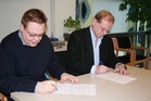 Sopimuksen allekirjoittivat Juha Lujanen (vas.) Pakilan Visasta ja Pekka Honkanen Suomen Urheilumuseosäätiöstä.