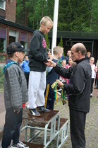 Vili-Valtteri Hänninen, pojat 9v.sarjan voittaja saa palkinnon Antti Loikkaselta.