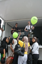 Tanelin ja Reinon soitto sai tytöt siirtymään lavan reunalle.