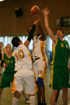 B-poikien Mikko Nurmi levypallotaistelussa.