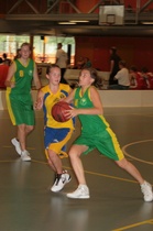 Emilie Lejeune ajaa korille ottelussa Raholan Pyrkivää vastaan.