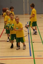 Tyylikkäänä alkulämmittelyssä: Leevi, Matias, Ville, Sasha, Noel.