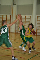 Patrik Frisk PakVin ykkösjoukkueen puolustuksen puristuksessa