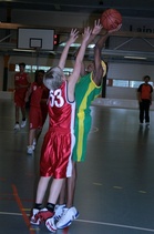 Ura-Basketin puolustus kovilla Visan pitkien poikien kanssa.