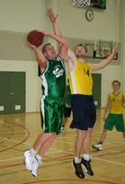 Petri Lehtimäki heittää, Santeri Suomi puolustaa.