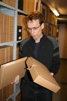 Pakilan Visan nykyistä aineistoa urheiluarkiston säilytyksessä esittelee kirjan kokoamisesta vastaava tutkija filosofian tohtori Ossi Viita.