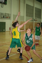 Esa Tiusanen kuljettaa, Patrik Frisk puolustaa.