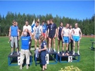 Miehet 50v. 4x1500m:n Suomenmestaruusjuoksujen hopeajoukkue saamassa mitaleitaan.
