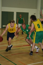 Ikinuori Arto Keski-Nikkola, PakVi Stars (no 55) Santeri Suomen (no 14) ja Patrik Friskin (no 9)puristuksessa.