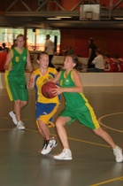 Emilie Lejeune ajaa korille ottelussa Raholan Pyrkivää vastaan.