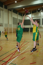 Tuukka Vikki heittää ja Mikko Kytömäki (PakVi Stars) plokkaa.