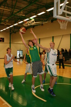 Tony Aaltonen levypallossa.