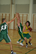 Patrik Frisk PakVin ykkösjoukkueen puolustuksen puristuksessa