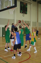 Taistelupallo PakVi 1:sen ja PakVi Starsin ottelusta. Korkeimmalla PakVi 1:sen Hannu Belitz.