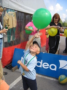 Lapsille oli jaossa Pakilan Visa ilmapalloja.