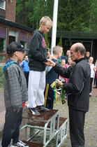 Vili-Valtteri Hänninen, pojat 9v.sarjan voittaja saa palkinnon Antti Loikkaselta.