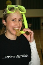 Satu viihdytti kuuluttajana ja uintilippujen jakajana.