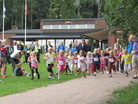 Nuorten tyttöjen maastojuoksun lähtö.