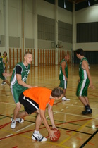 Johannes Lehtonen poimii pallon itselleen.
